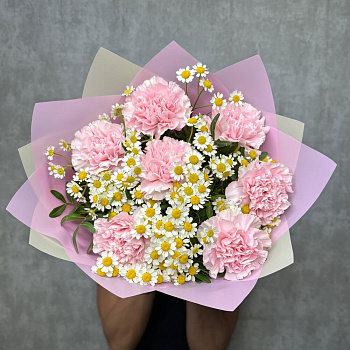 Букет из розовой гвоздики и ромашек