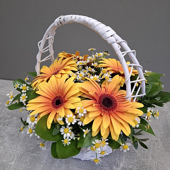 Корзина с яркими герберами