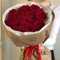 алые розы в стильной упаковке ️