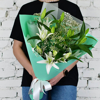 3 белые лилии с гипсофилой