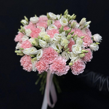 25 розовых гвоздик с эустомой